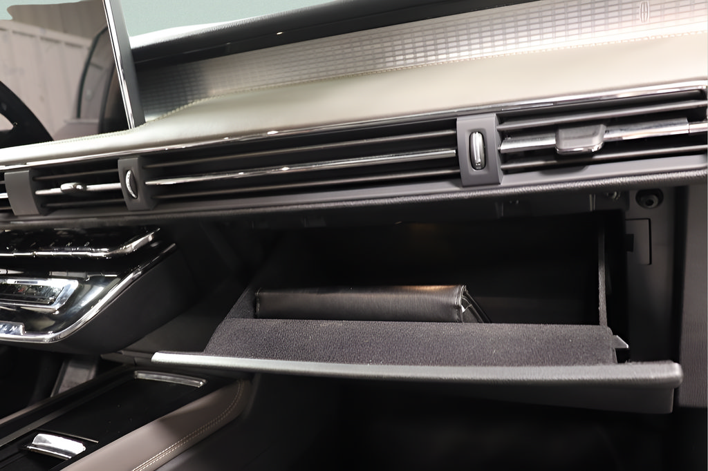 Used 2024 Lincoln Corsair AWD w/ Towing Package image 32