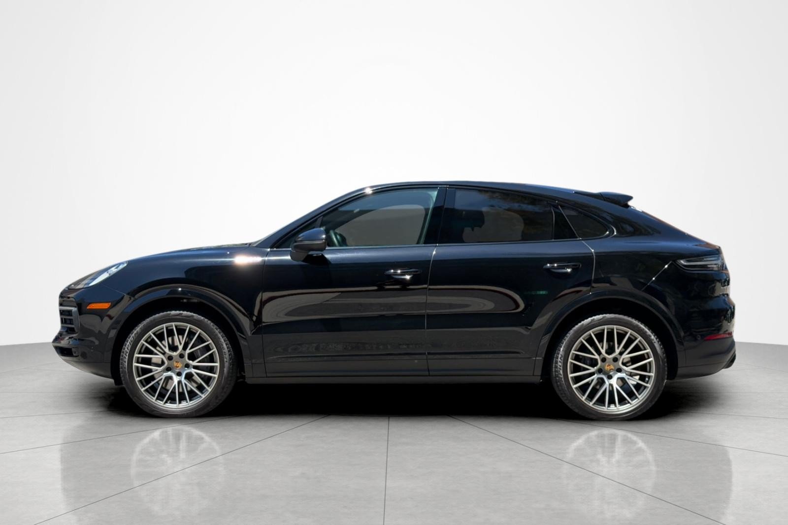 Used 2023 Porsche Cayenne Platinum Edition w/ Towing Package w/o Tow Ball AWD/4WD image 2
