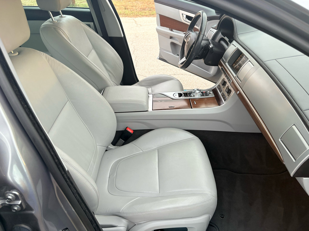 Used 2015 Jaguar XF Premium image 40