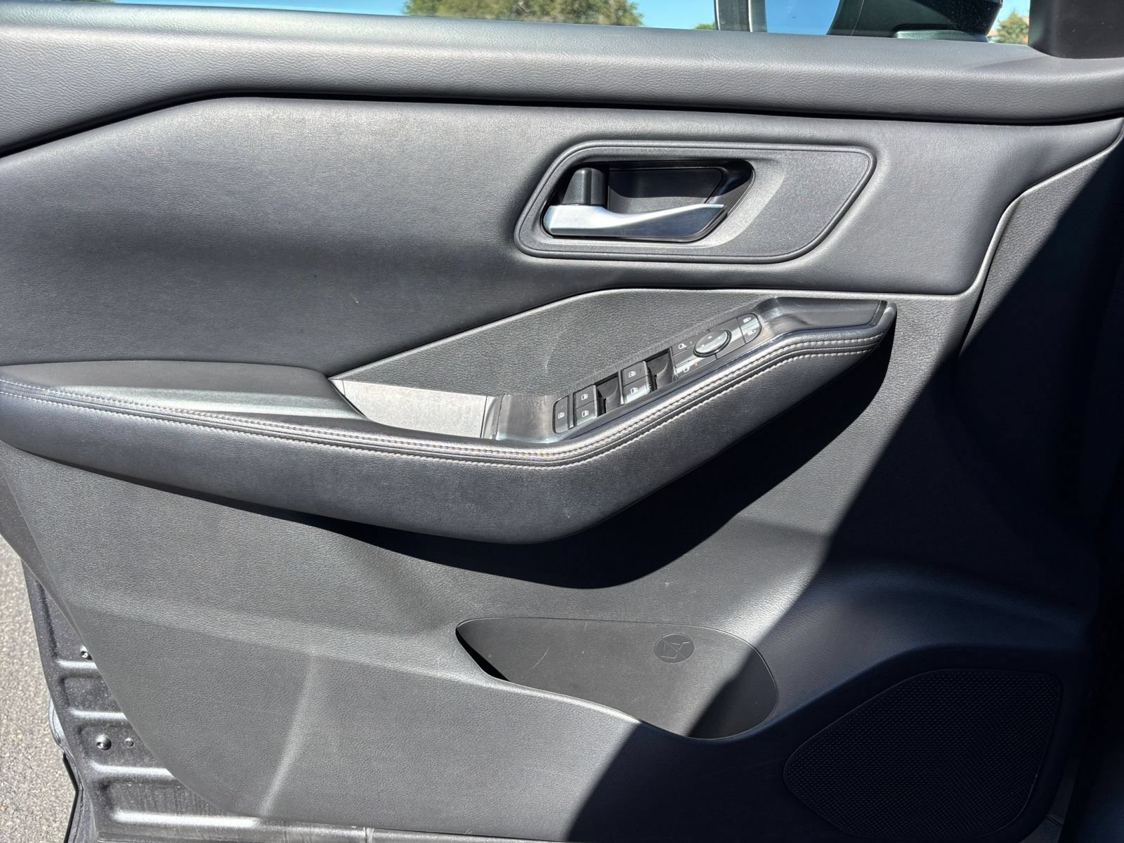 Used 2025 Nissan Rogue SV AWD/4WD image 18