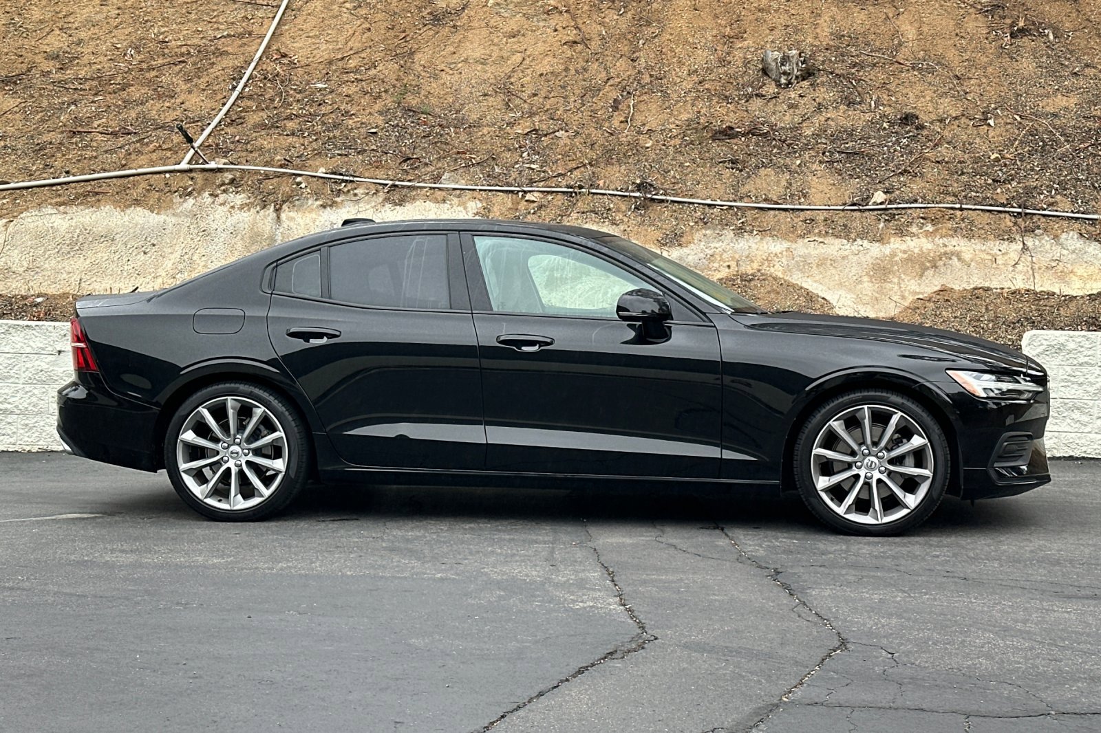 Used 2019 Volvo S60 T5 Momentum w/ Premium Package FWD image 3