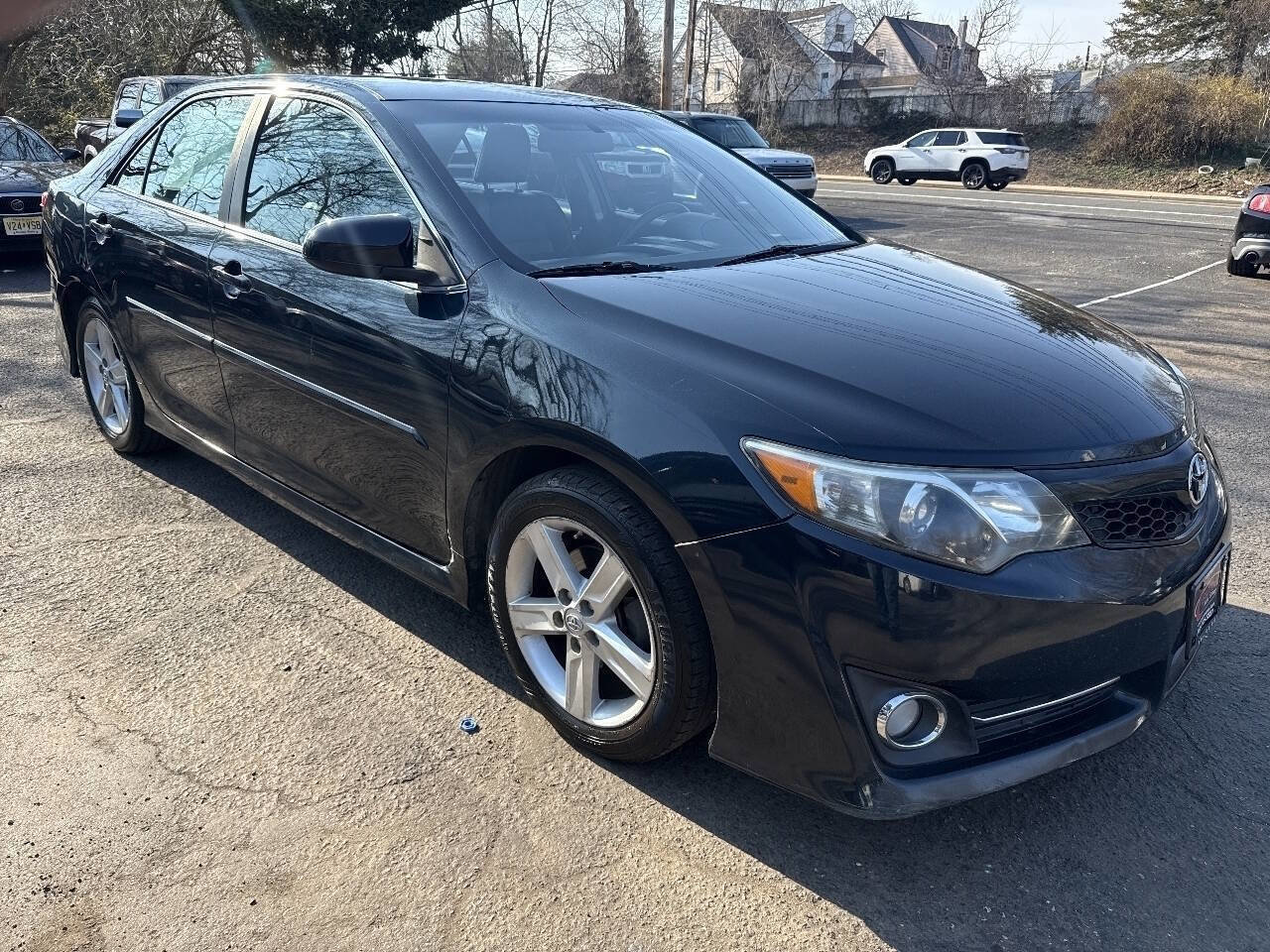 Used 2014 Toyota Camry SE FWD image 1
