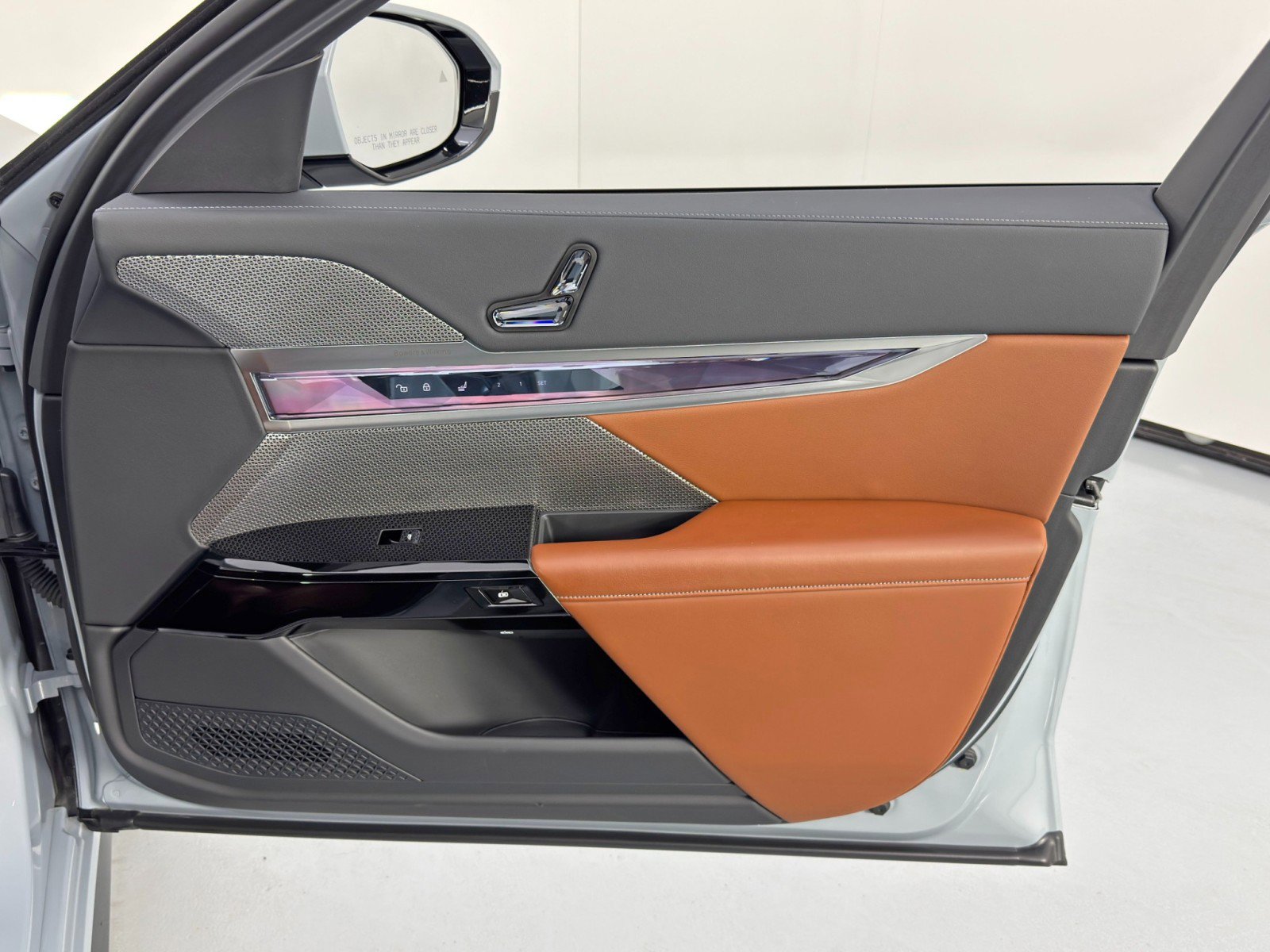 Used 2024 BMW i7 xDrive60 w/ Premium Package image 53