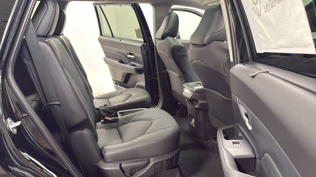 New 2025 Toyota Grand Highlander Platinum image 18