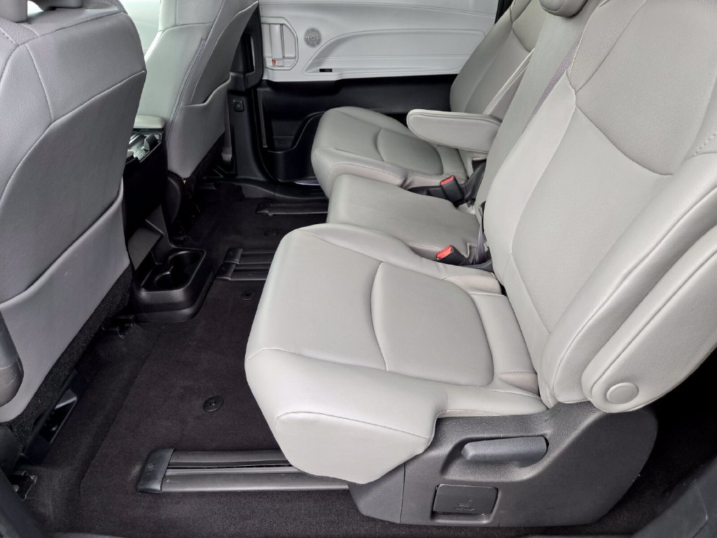 Used 2025 Toyota Sienna XLE FWD image 12