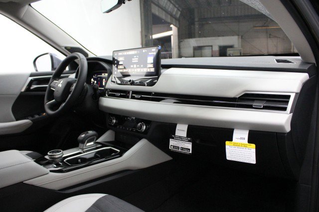 New 2026 Mitsubishi Outlander SE image 17