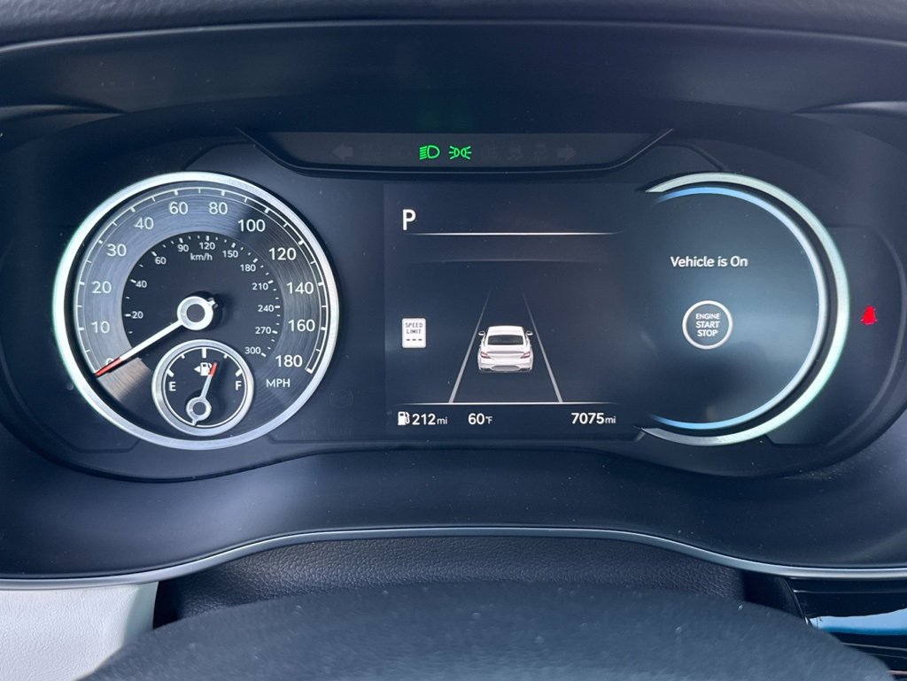 Used 2025 Genesis G70 2.5T image 9