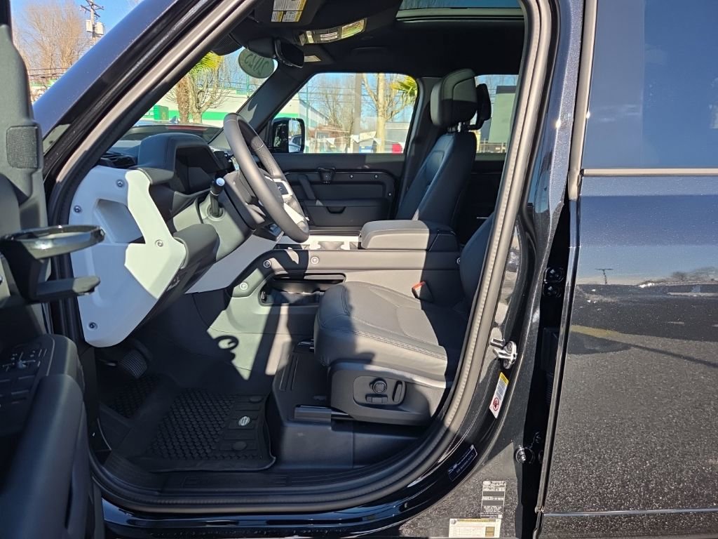 Used 2025 Land Rover Defender 110 X-Dynamic SE image 4