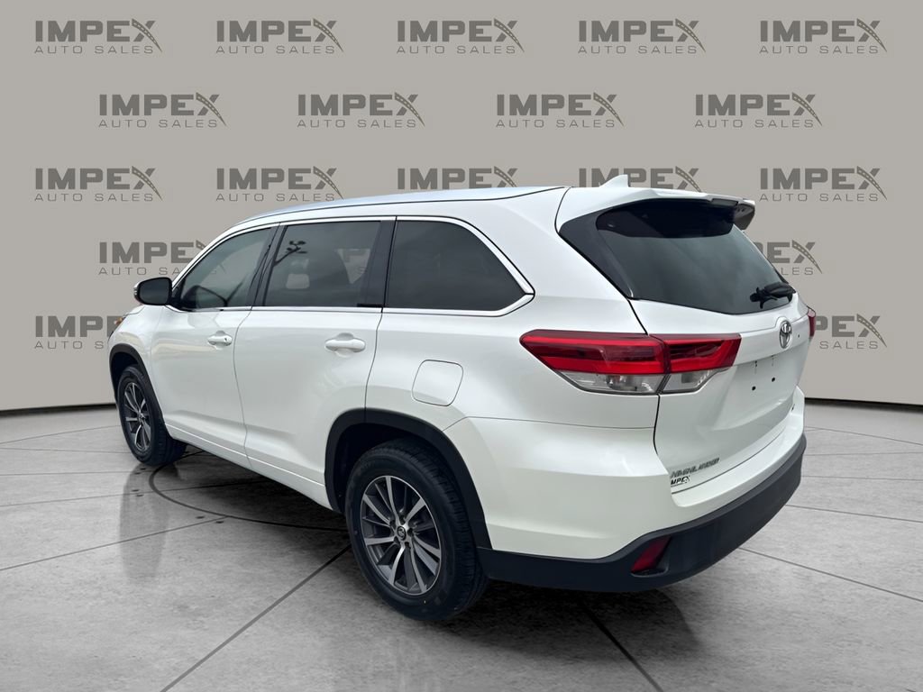 Used 2017 Toyota Highlander XLE FWD image 3