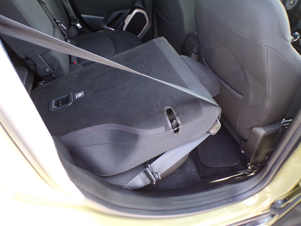 Used 2015 Jeep Renegade Latitude w/ Popular Equipment Group AWD/4WD image 8