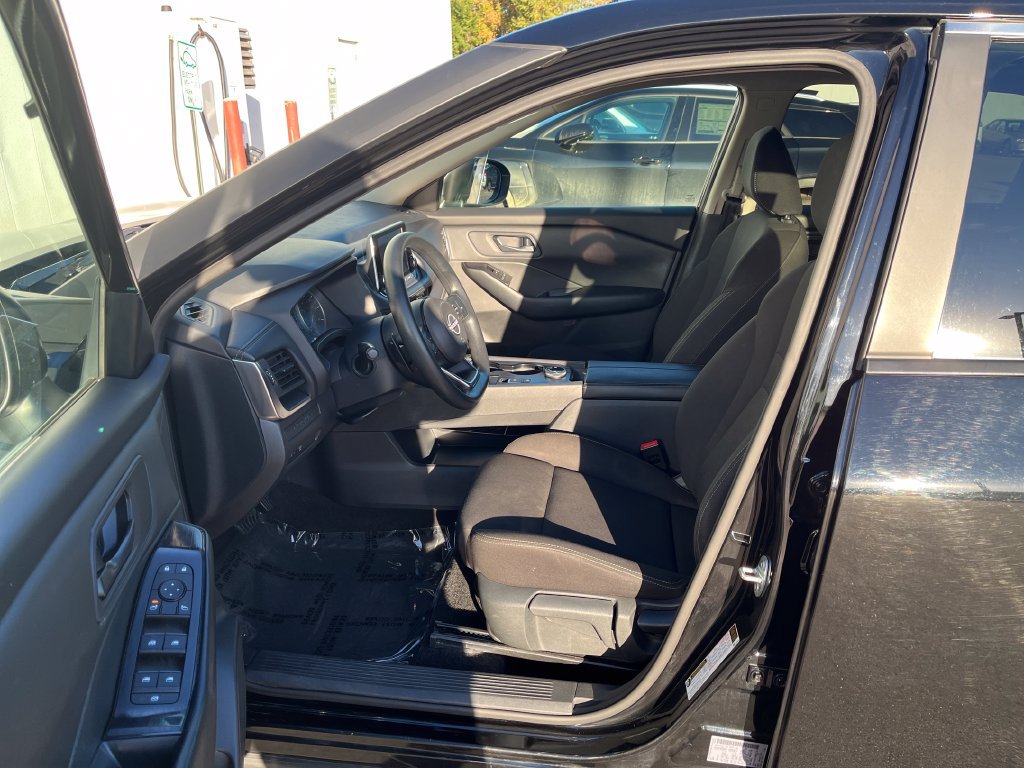 Used 2024 Nissan Rogue S AWD/4WD image 10