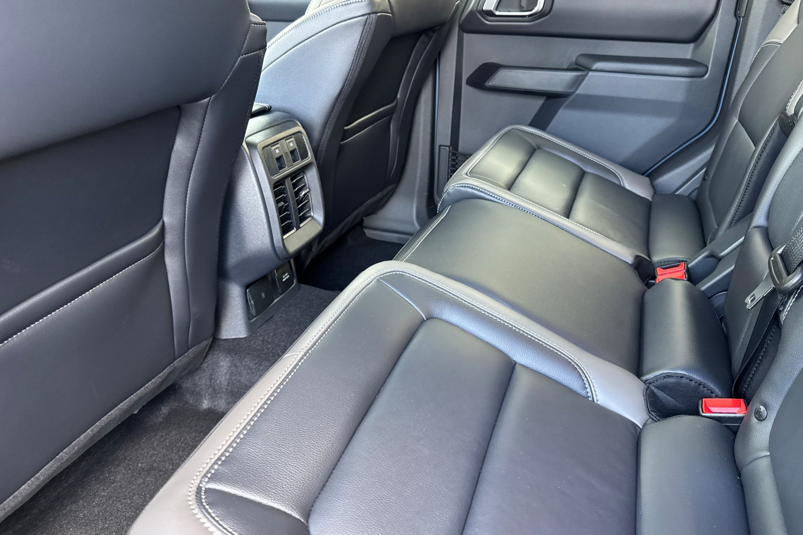 New 2025 Ford Bronco Outer Banks w/ Sasquatch Package AWD/4WD image 9