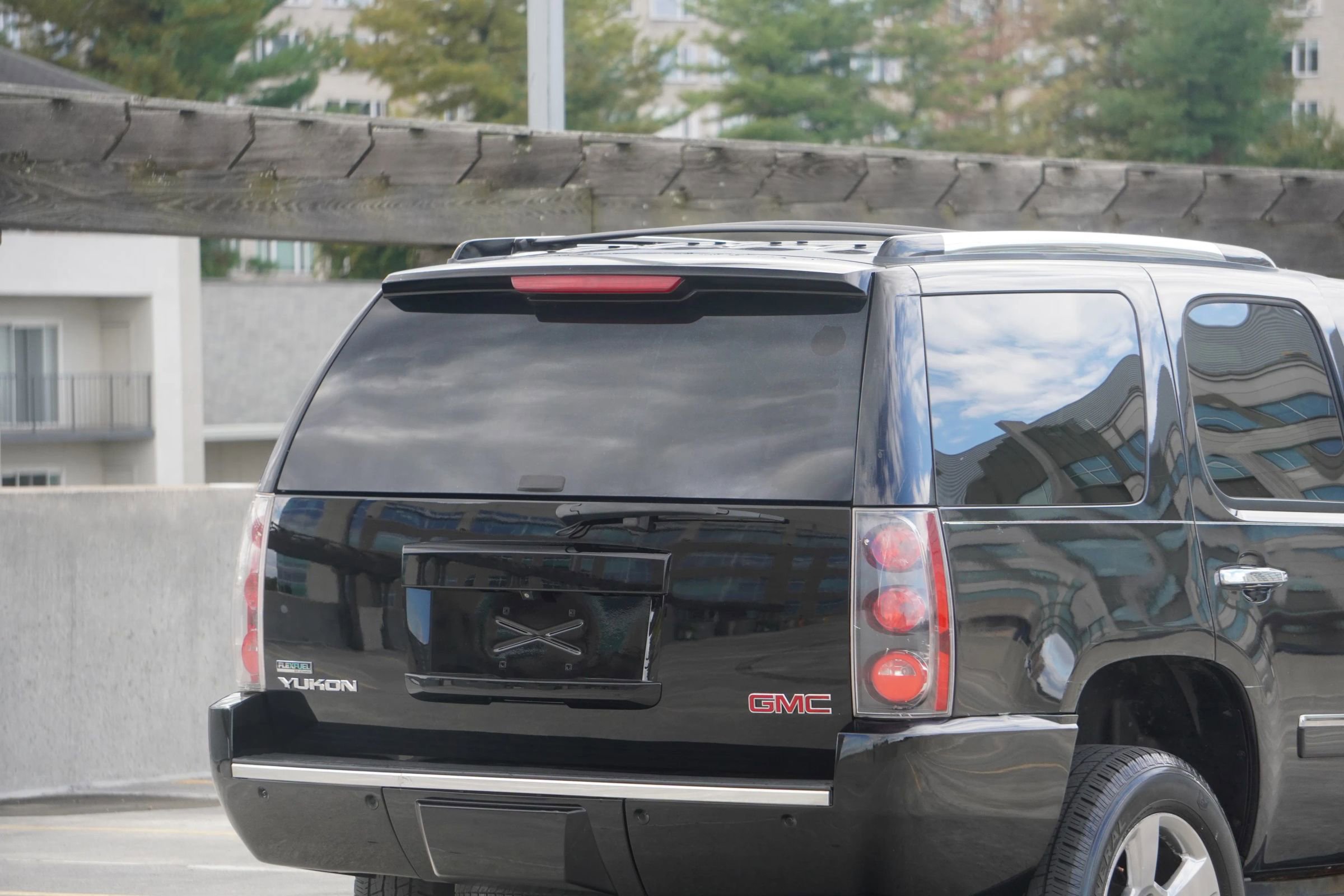 Used 2011 GMC Yukon Denali image 10