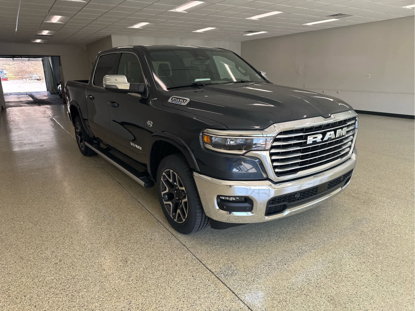 New 2026 RAM 1500 Laramie AWD/4WD image 3
