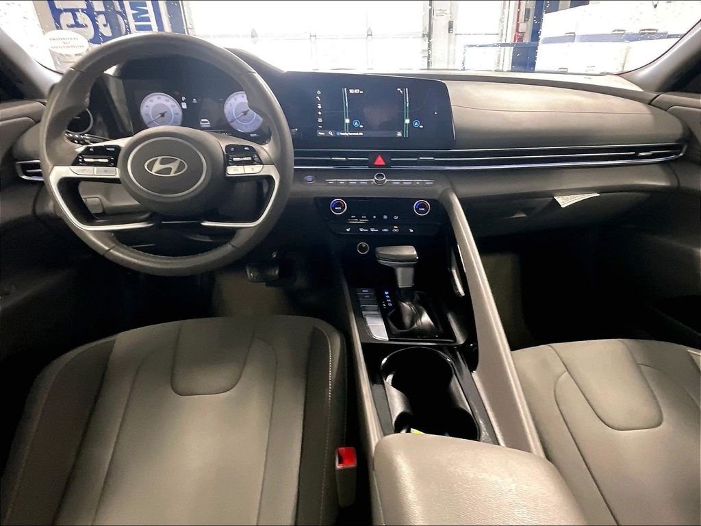 Certified 2025 Hyundai Elantra SEL FWD image 21