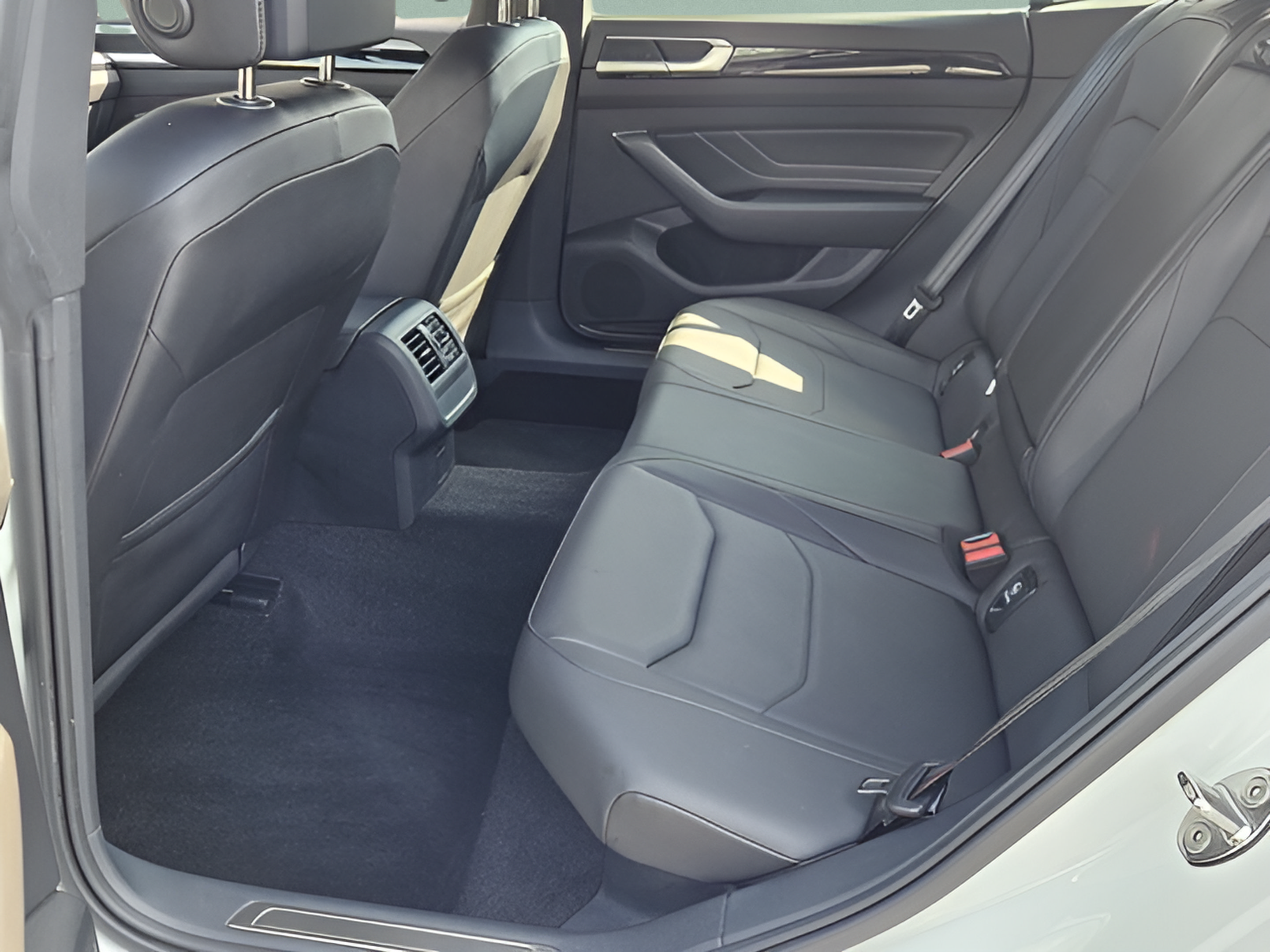 Used 2022 Volkswagen Arteon SE FWD image 9