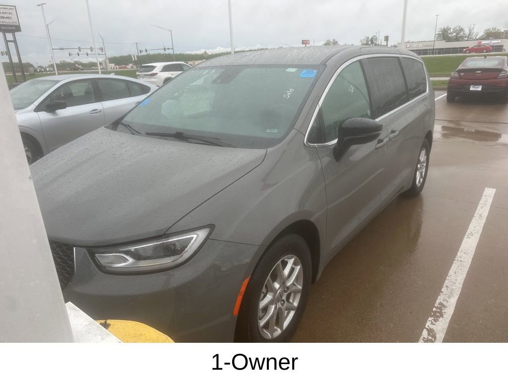 Used 2025 Chrysler Pacifica Select FWD image 3