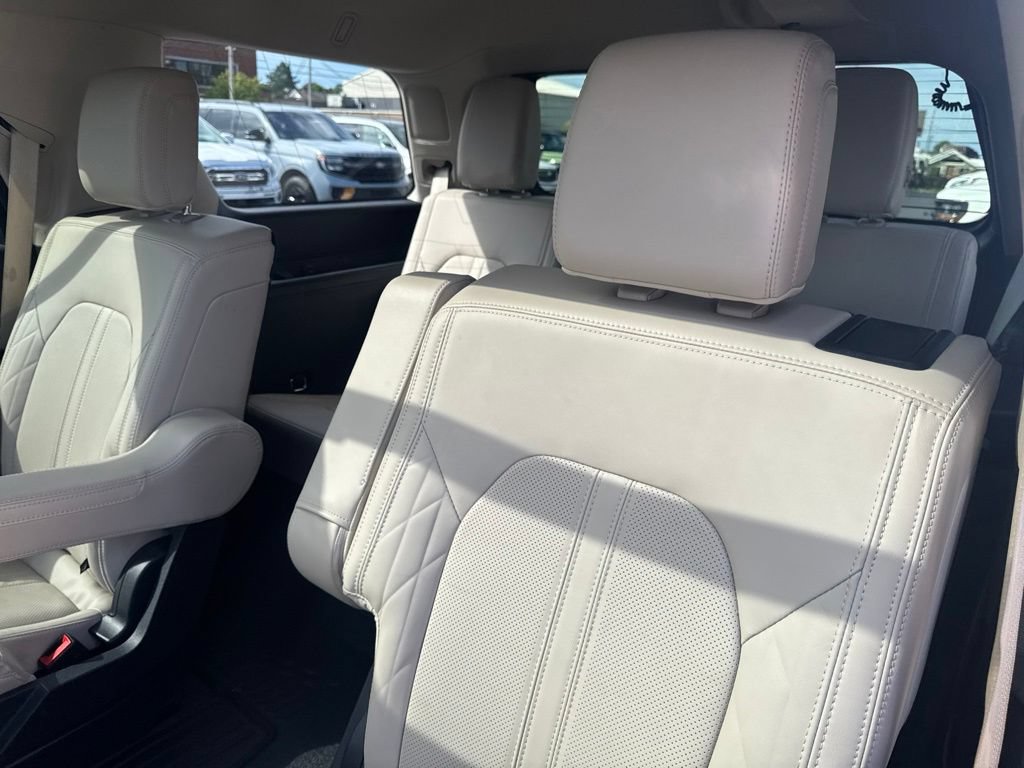 Used 2023 Ford Expedition Platinum AWD/4WD image 35