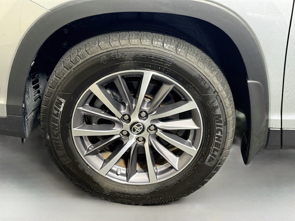 Used 2019 Toyota Highlander XLE AWD/4WD image 11