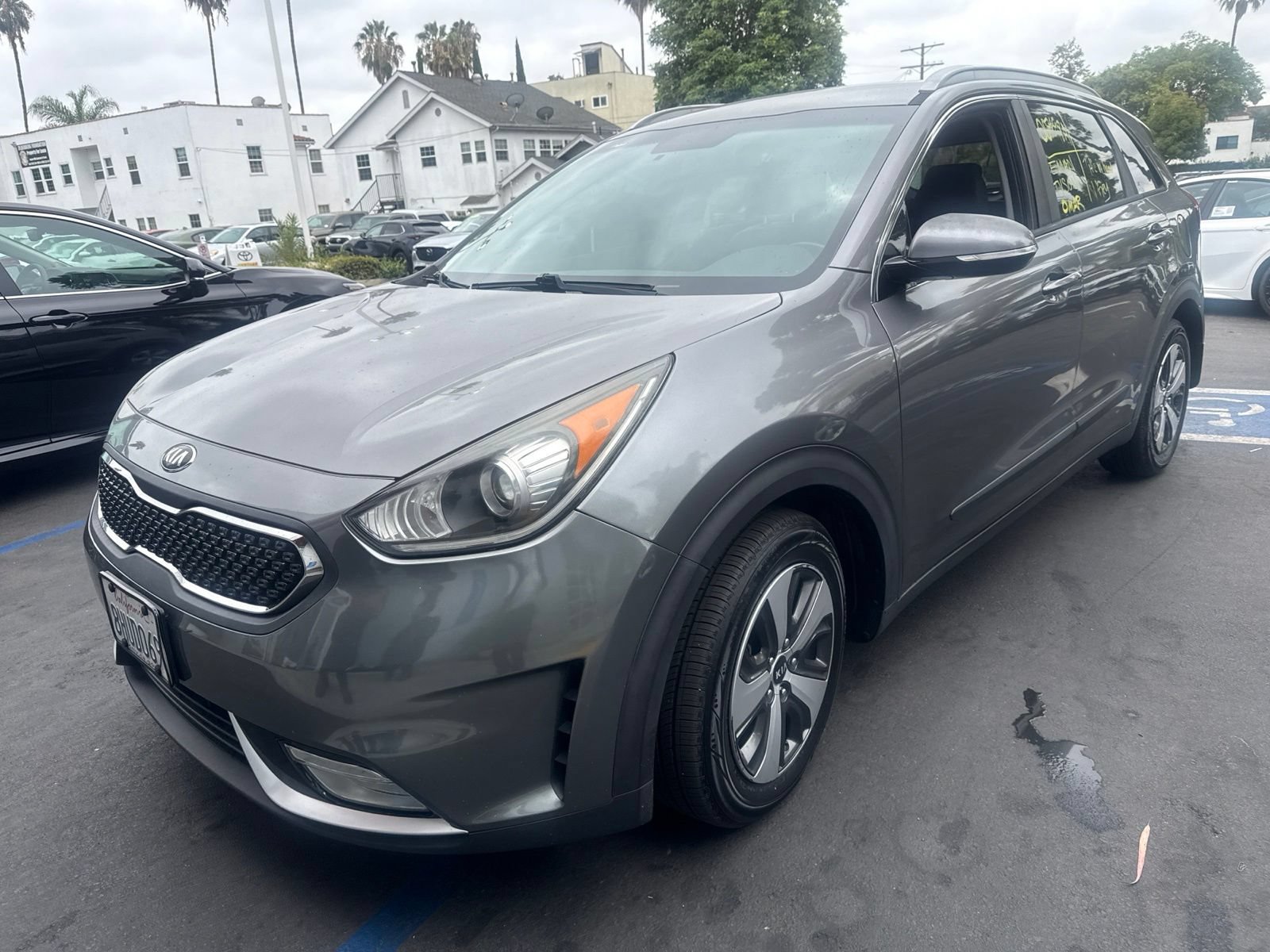 Used 2017 Kia Niro EX FWD image 2