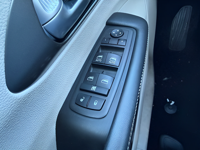Used 2024 Chrysler Pacifica Touring-L FWD image 21