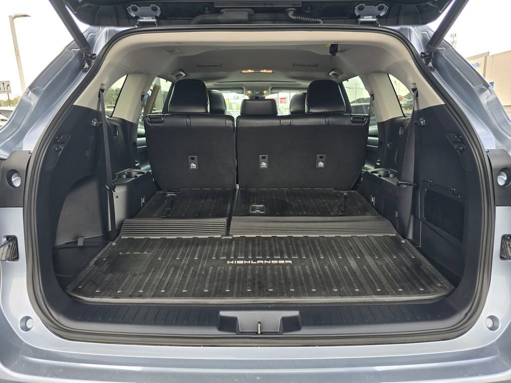 Used 2021 Toyota Highlander XLE AWD/4WD image 13