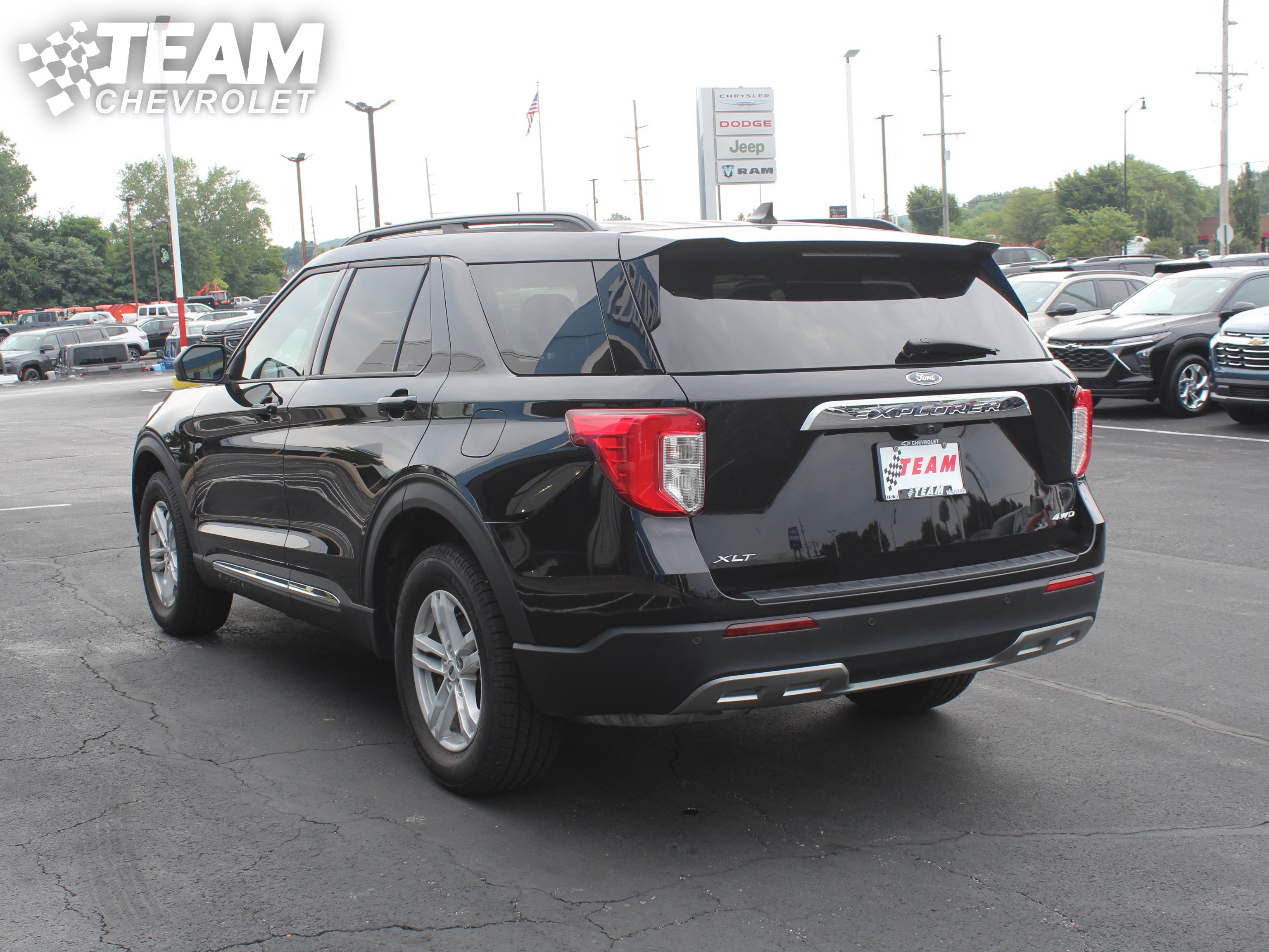Used 2024 Ford Explorer XLT w/ Equipment Group 202A AWD/4WD image 6