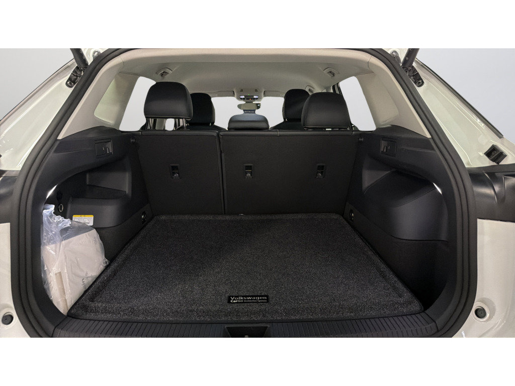 Used 2025 Volkswagen Tiguan SE AWD/4WD image 40