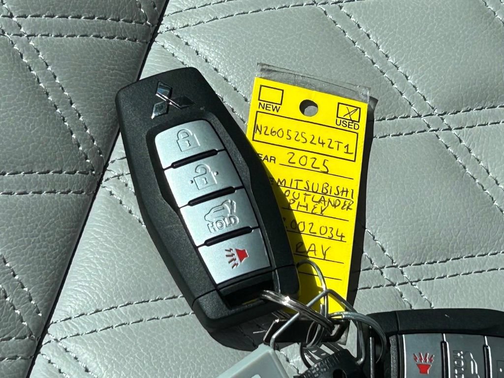 Used 2025 Mitsubishi Outlander 4WD Plug-In Hybrid image 57