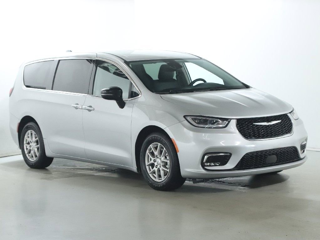 Used 2024 Chrysler Pacifica Touring-L FWD image 9