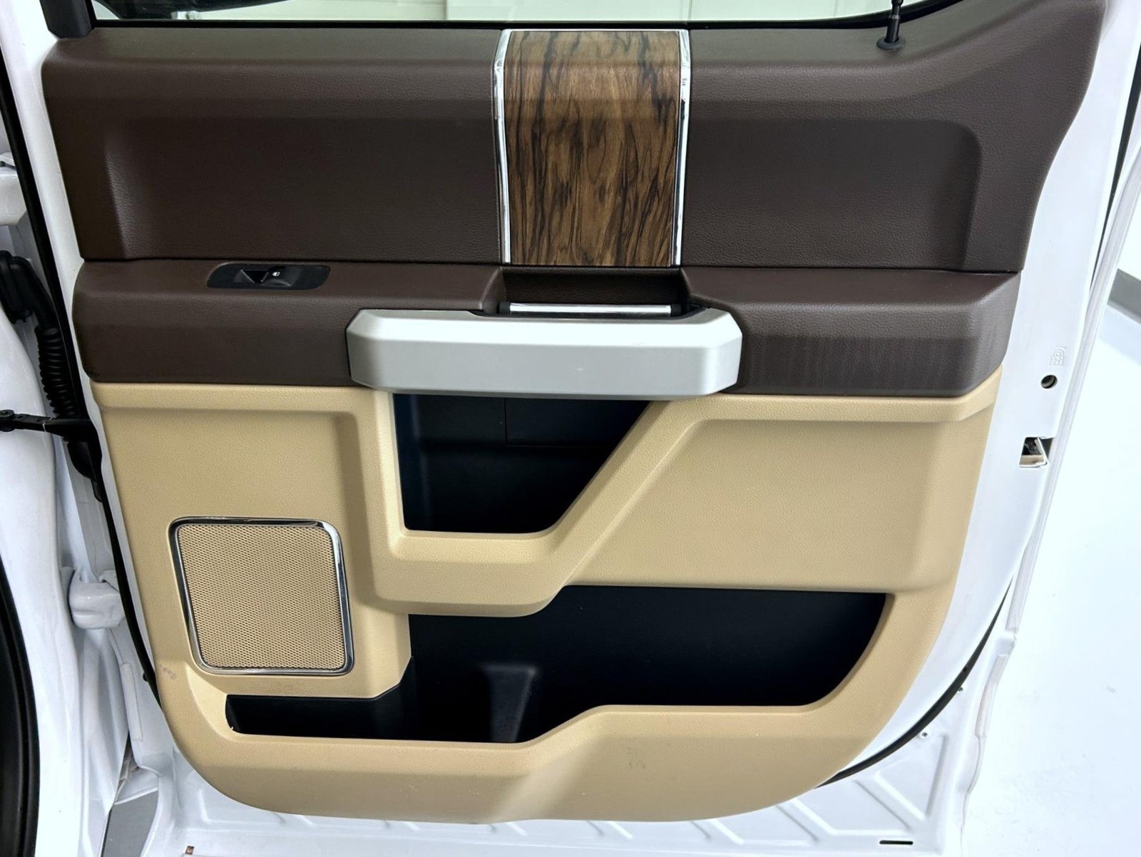 Used 2019 Ford F150 Lariat w/ Equipment Group 502A Luxury AWD/4WD image 18