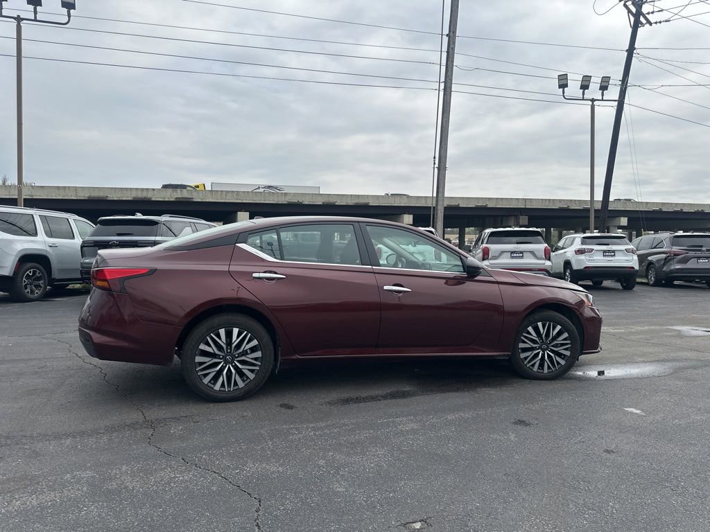 Used 2025 Nissan Altima 2.5 SV AWD/4WD image 4