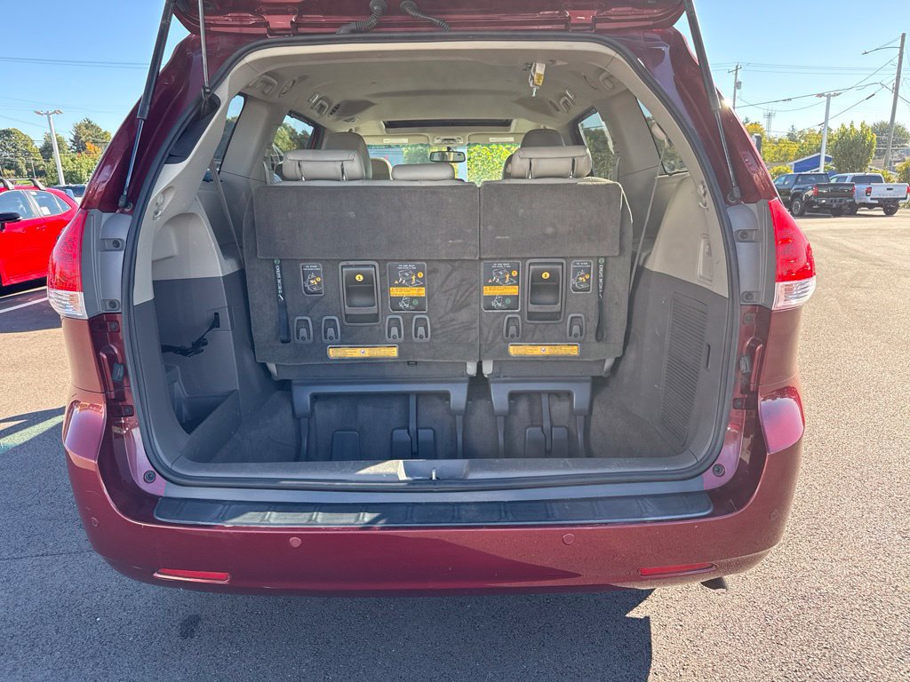 Used 2014 Toyota Sienna XLE FWD image 4