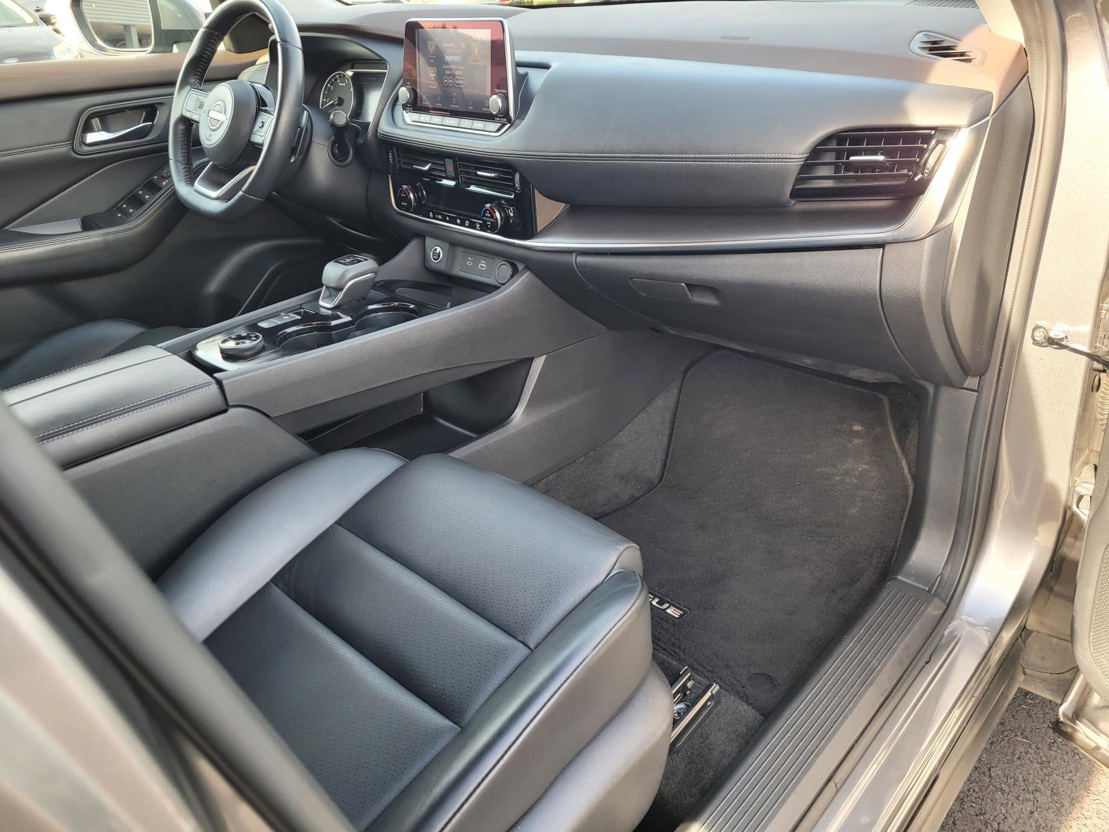 Used 2022 Nissan Rogue SV w/ SV Premium Package image 21