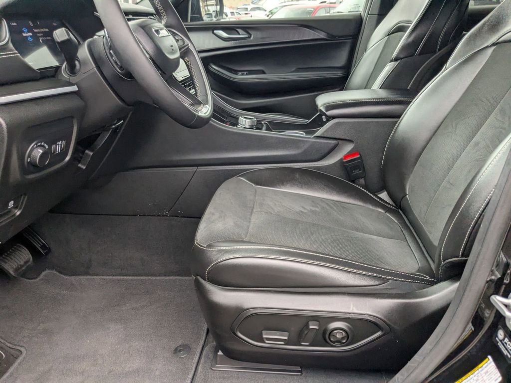 Used 2025 Jeep Grand Cherokee Altitude AWD/4WD image 11