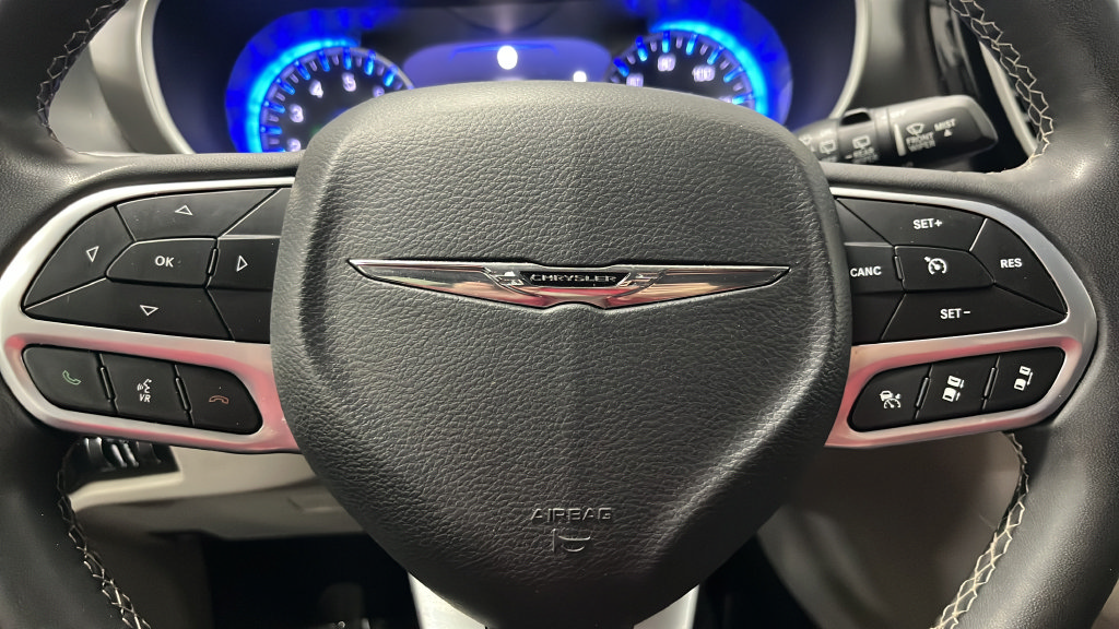 Used 2023 Chrysler Pacifica Touring-L FWD image 15