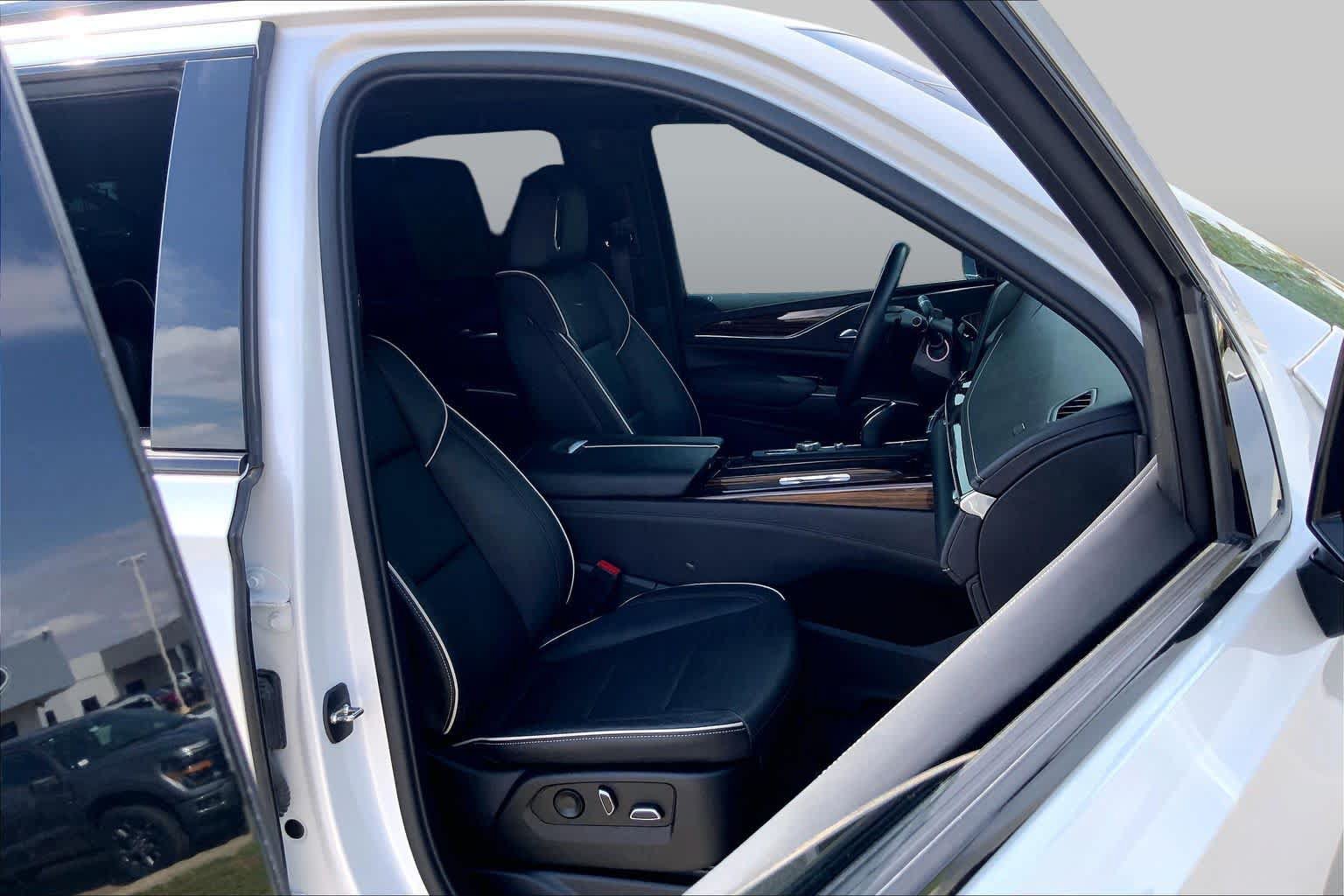 Used 2023 Cadillac Escalade Premium Luxury w/ LPO, Radiant Package AWD/4WD image 9