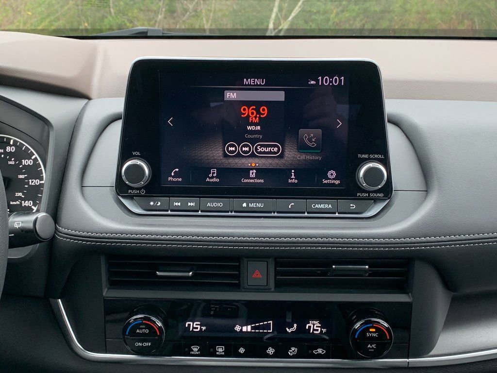 Used 2023 Nissan Rogue SV image 15