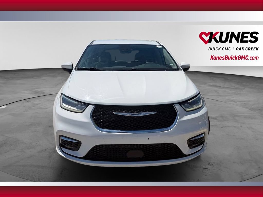 Used 2023 Chrysler Pacifica Touring-L FWD image 3