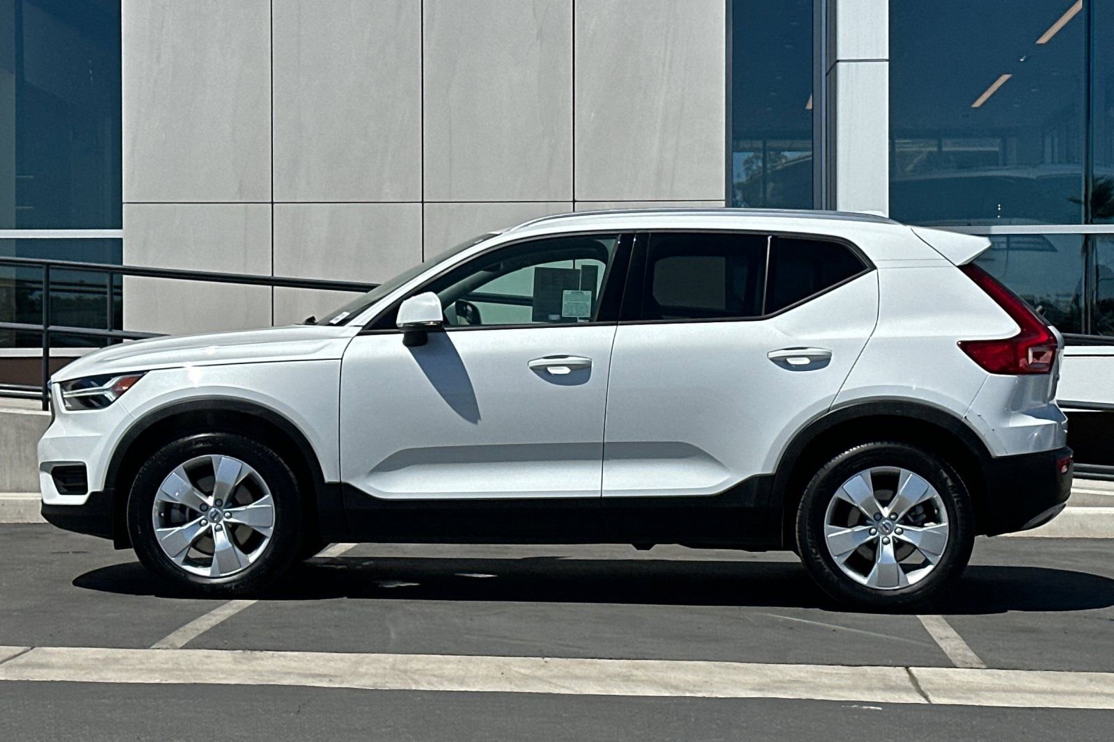 Used 2022 Volvo XC40 T5 Momentum image 6