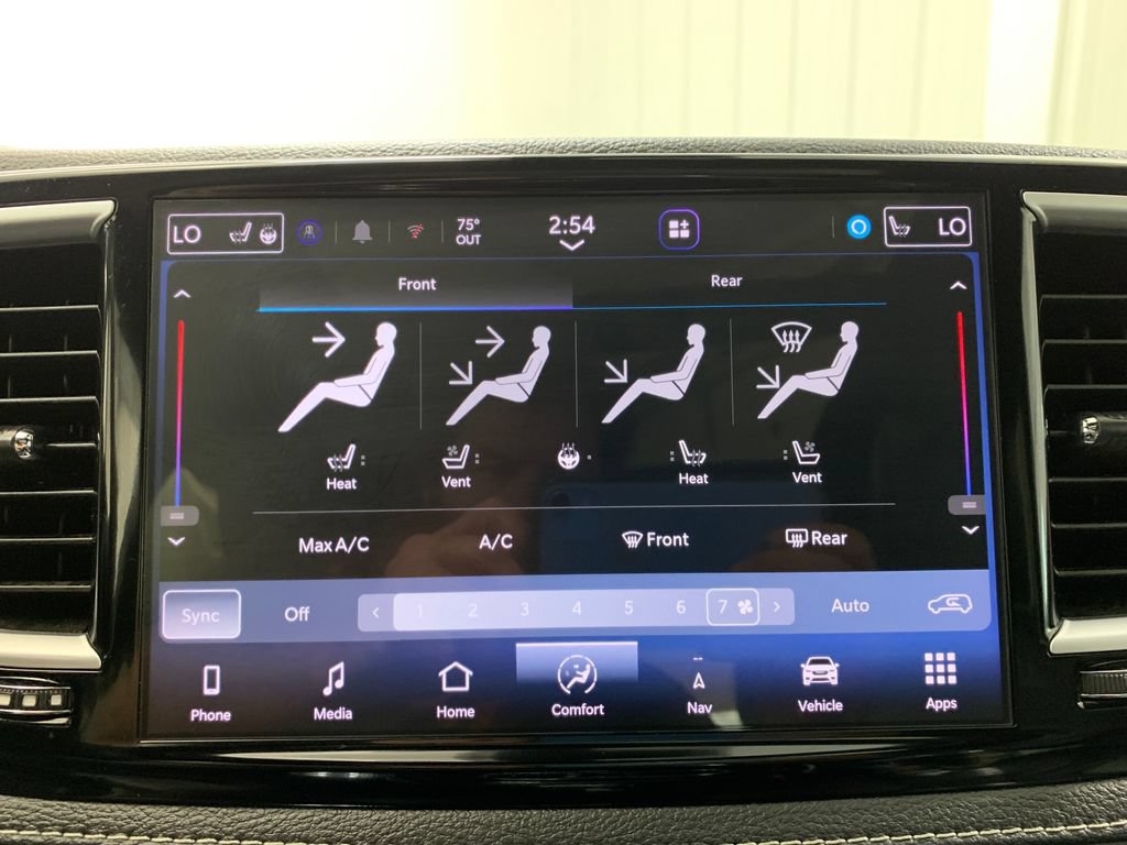 Used 2025 Chrysler Pacifica Limited FWD image 32