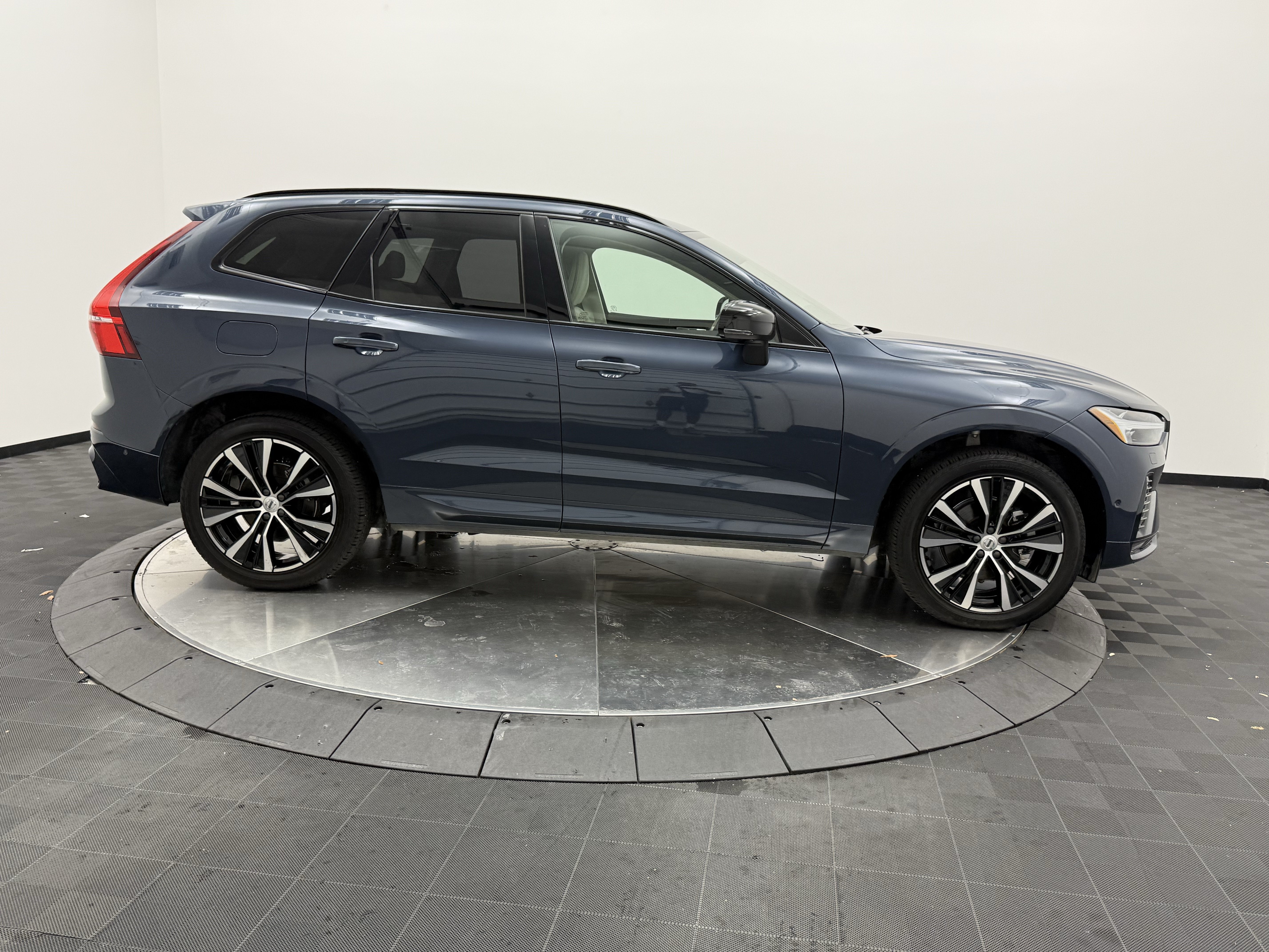 Certified 2025 Volvo XC60 B5 Plus w/ Protection Package Premier AWD/4WD image 11