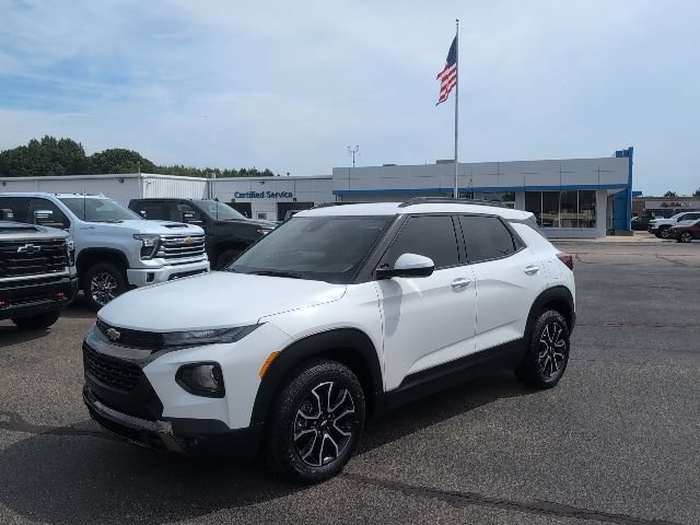 Used 2023 Chevrolet TrailBlazer ACTIV w/ Convenience Package FWD image 2