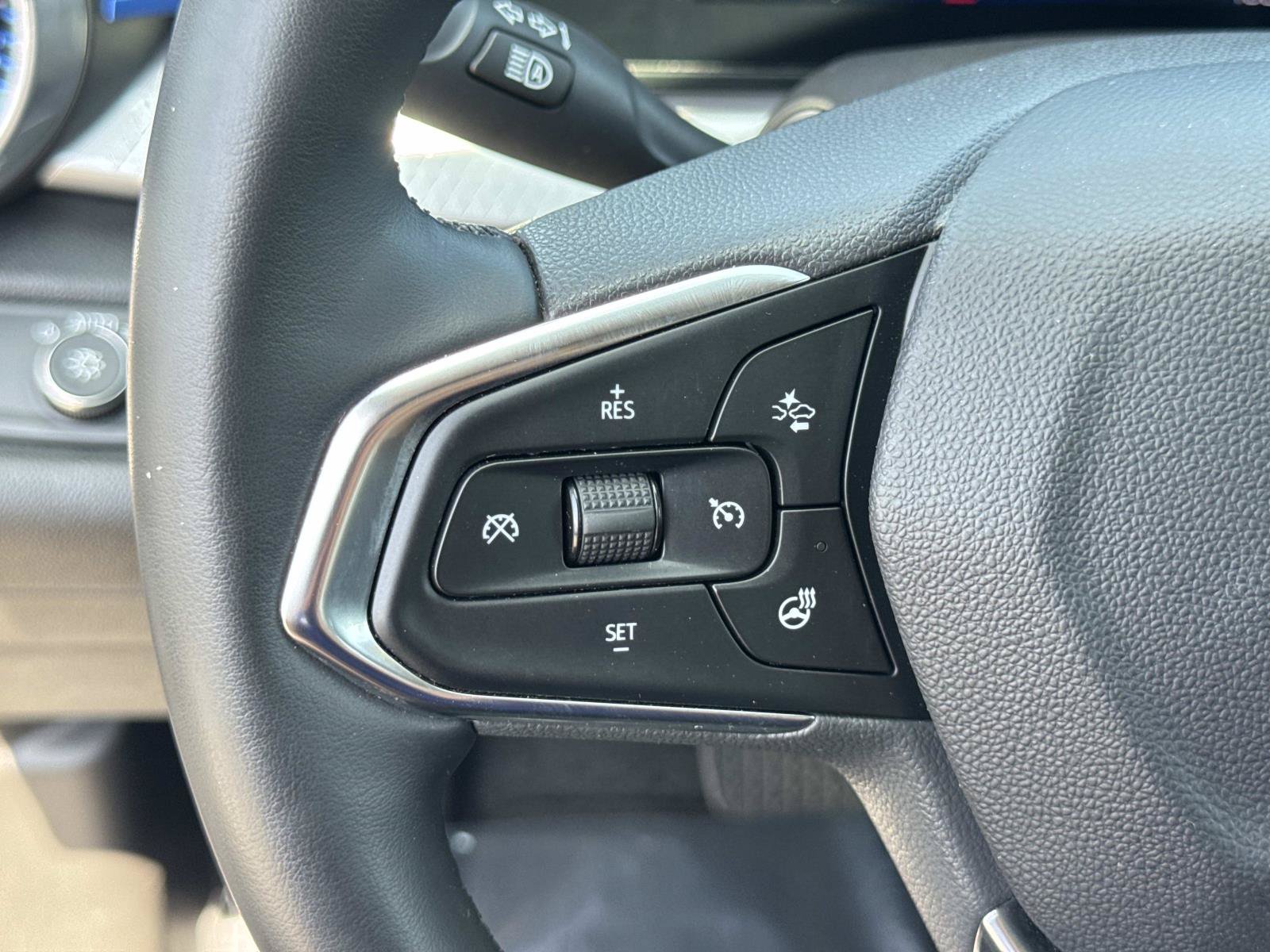 Used 2024 Chevrolet Trax LT w/ LT Convenience Package FWD image 11
