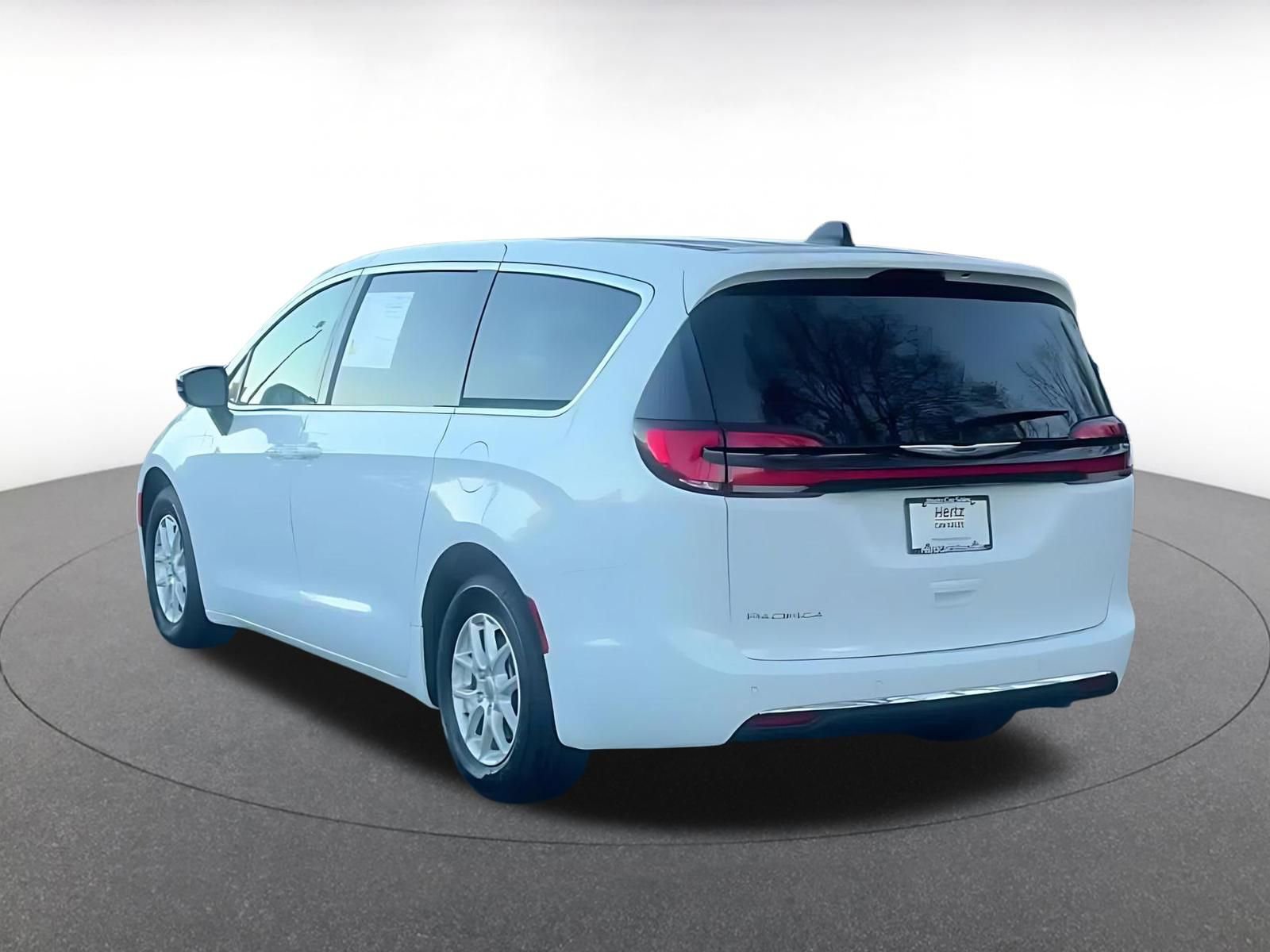 Used 2025 Chrysler Pacifica Select image 11