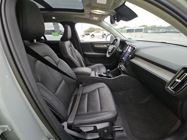 Used 2025 Volvo XC40 B5 Core AWD/4WD image 9