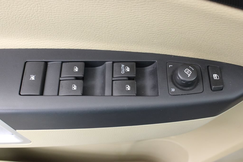 Used 2009 Saturn Vue XR w/ Premium Trim Package FWD image 16
