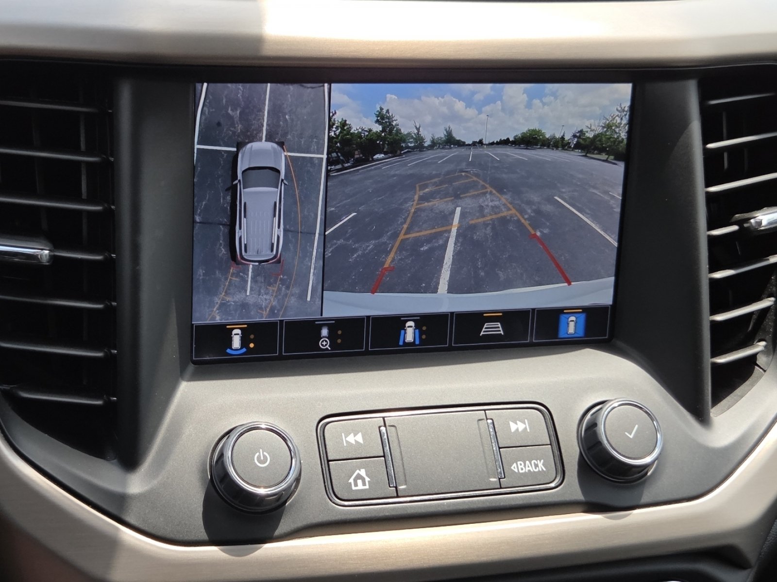 Used 2023 GMC Acadia Denali w/ Denali Technology Package FWD image 13