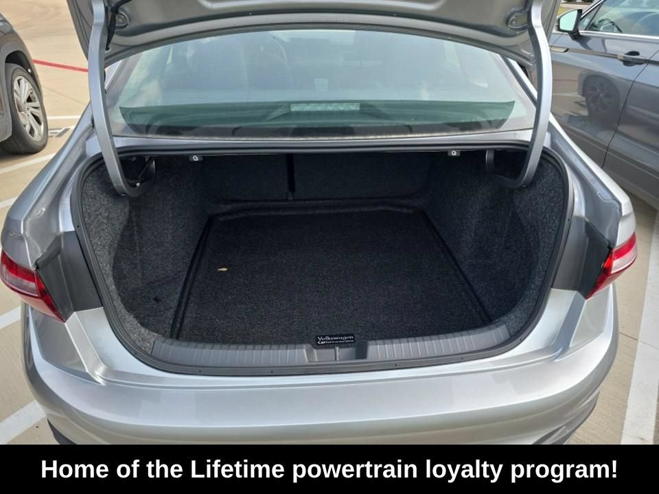 Used 2025 Volkswagen Jetta SE w/ Sunroof Package FWD image 7