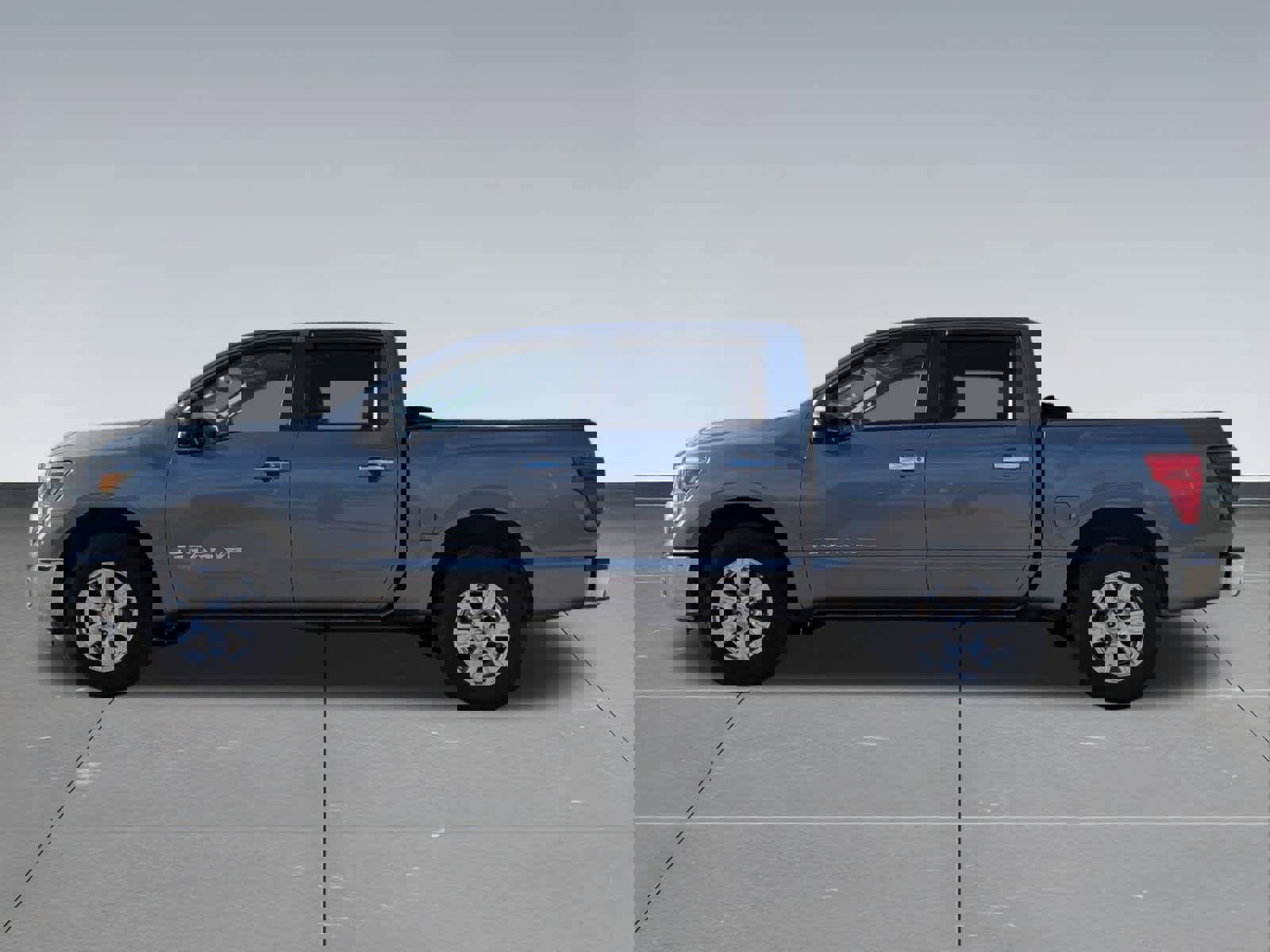 Used 2018 Nissan Titan SV image 3